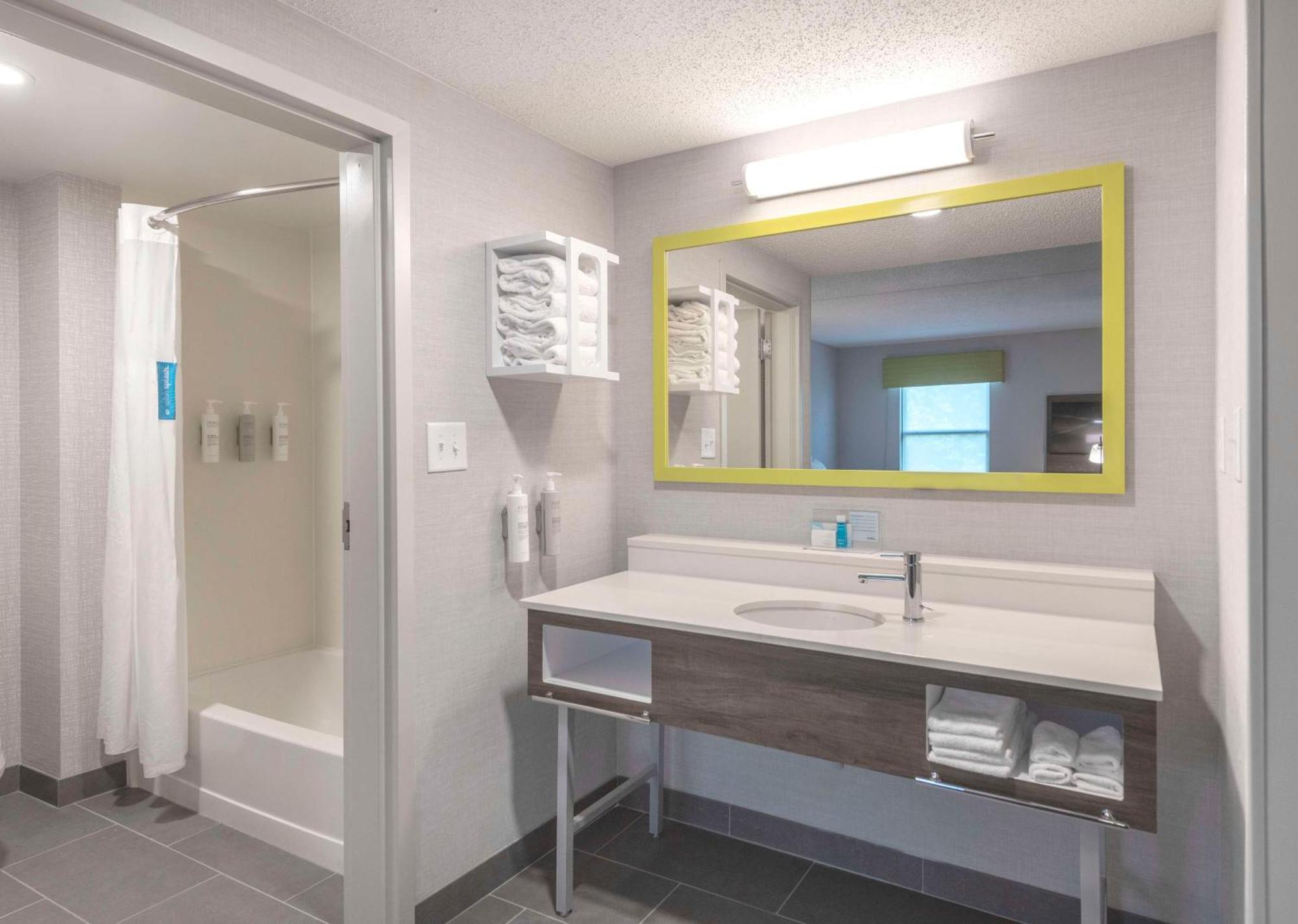 Hampton Inn & Suites Бёрлингтон Экстерьер фото