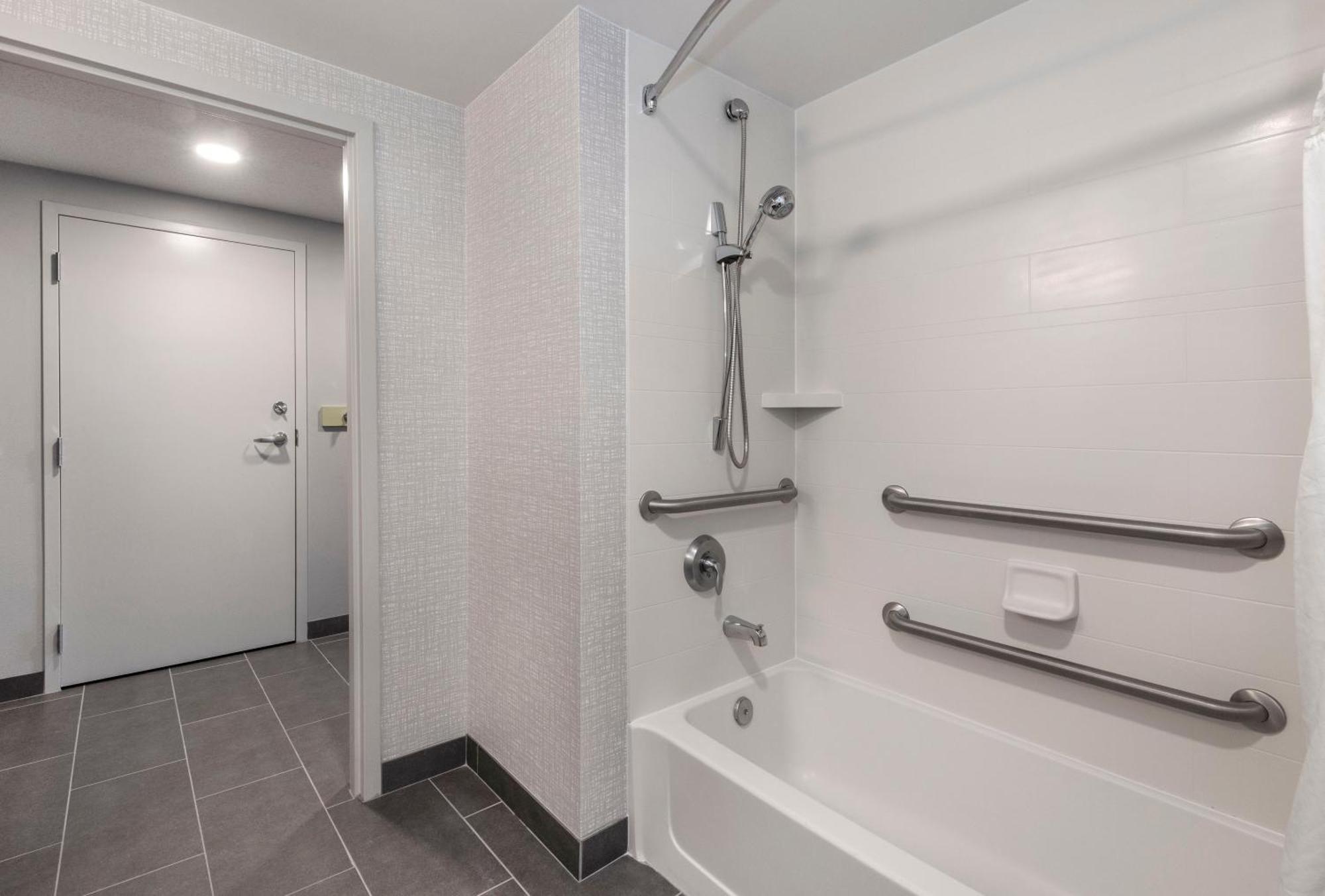 Hampton Inn & Suites Бёрлингтон Экстерьер фото