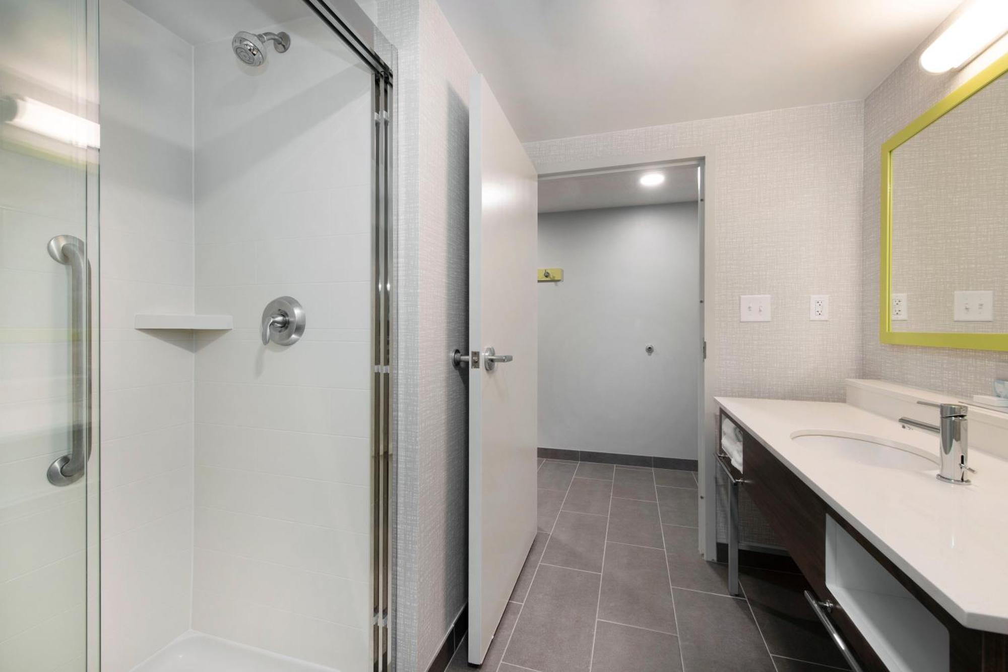 Hampton Inn & Suites Бёрлингтон Экстерьер фото