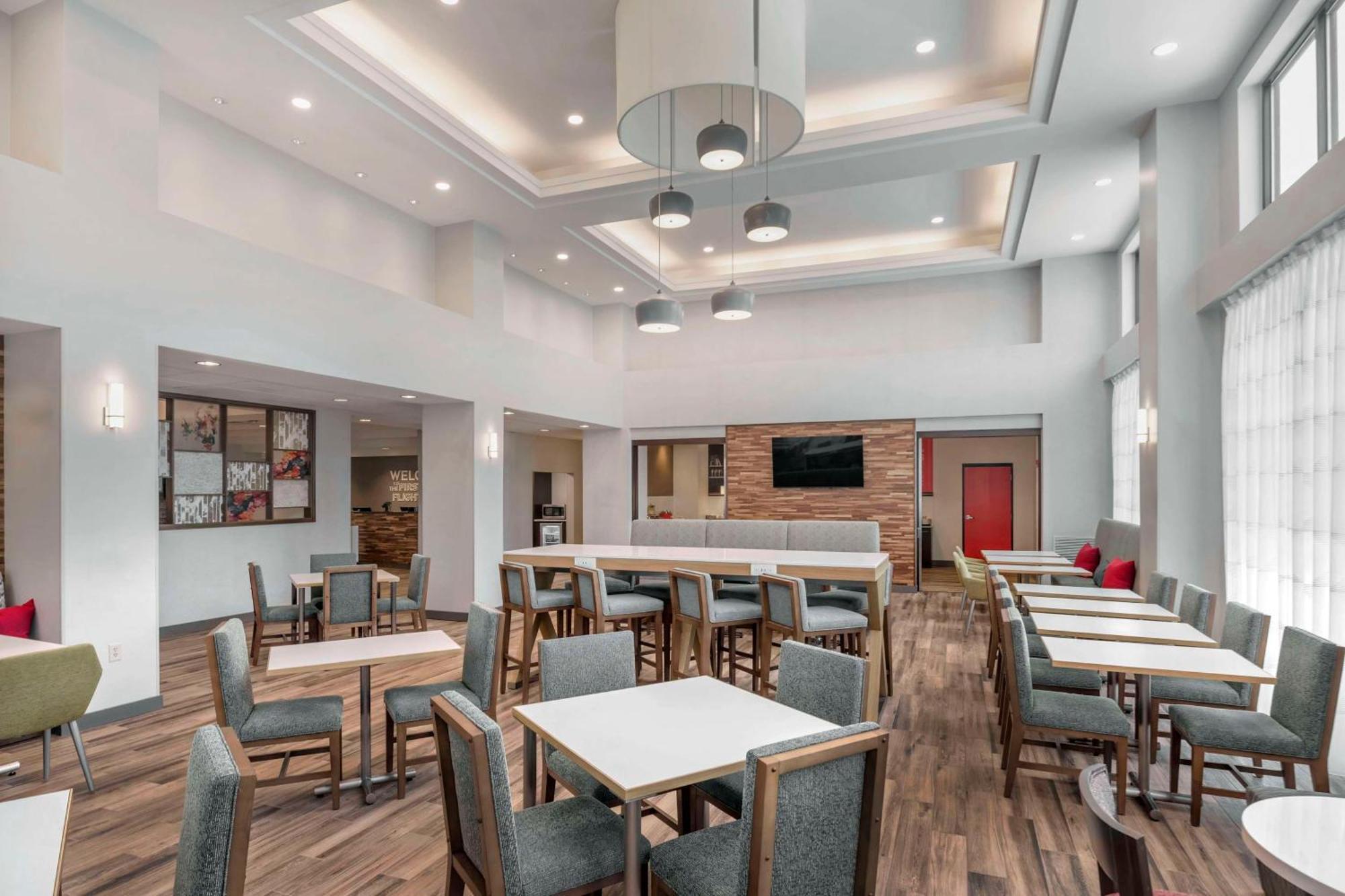 Hampton Inn & Suites Бёрлингтон Экстерьер фото