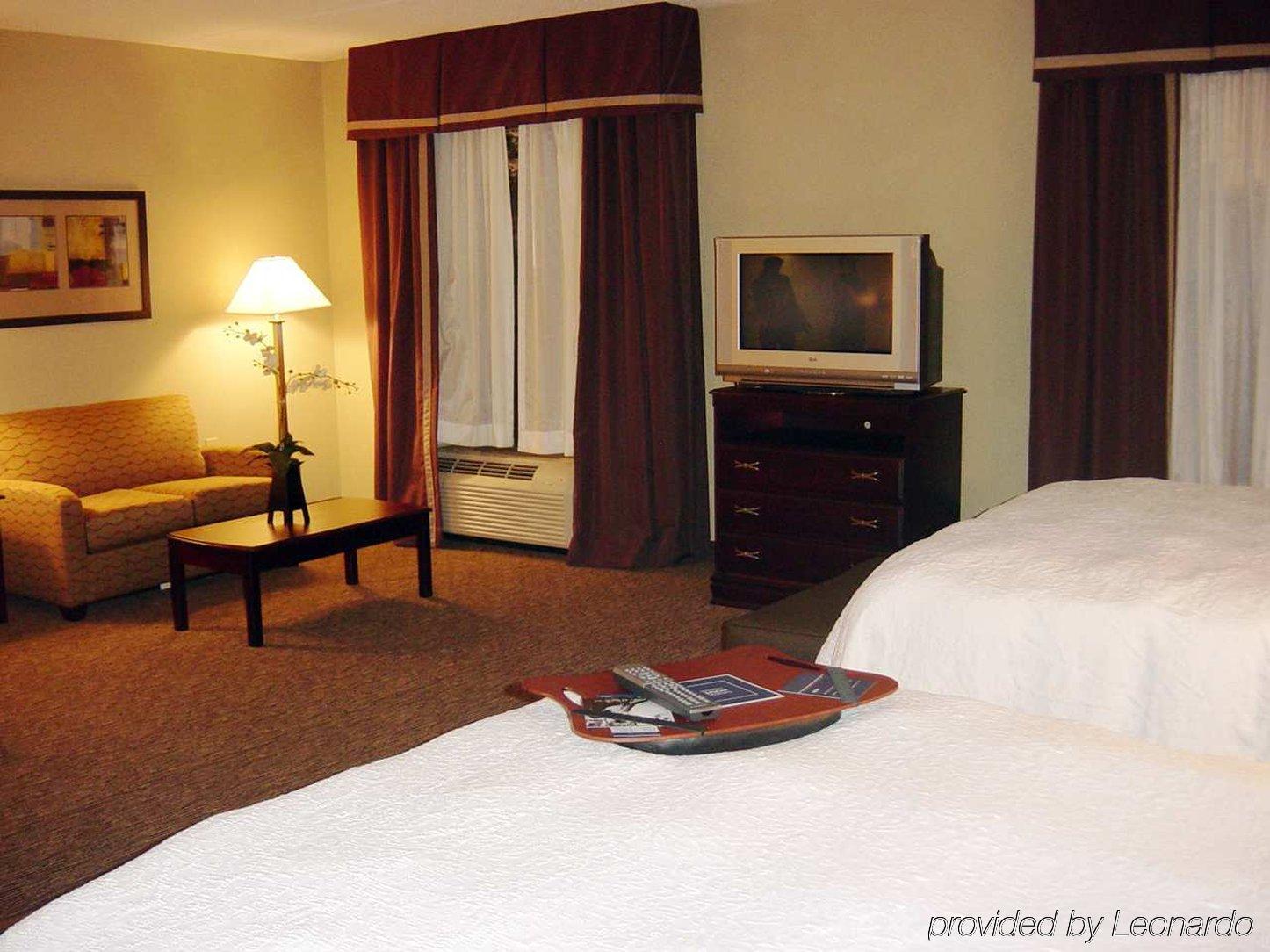 Hampton Inn & Suites Бёрлингтон Номер фото
