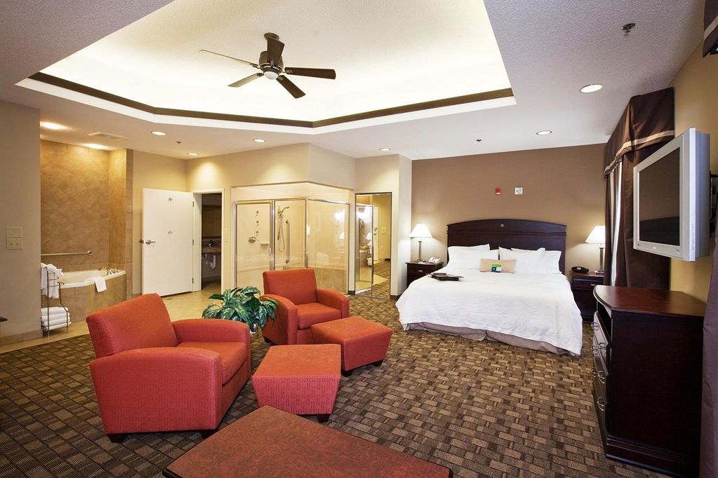 Hampton Inn & Suites Бёрлингтон Номер фото